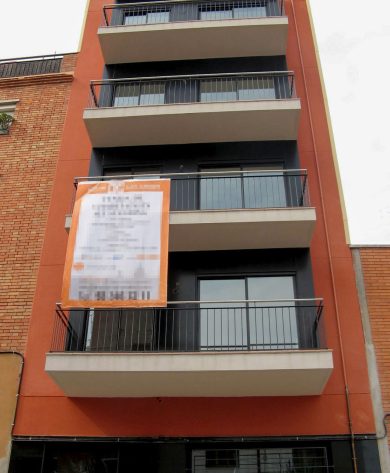 Bloc plurifamiliar entre mitgeres