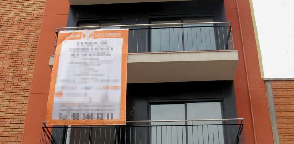 Bloc plurifamiliar entre mitgeres